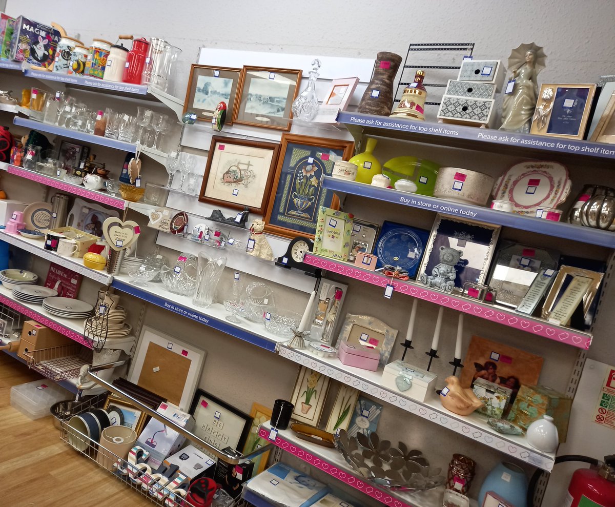 BoxallCatrina's tweet image. #WednesdayWindow #SpringArrival at cruk shops, lots to find. @epmh29 @CRUKJo @missgillbe1