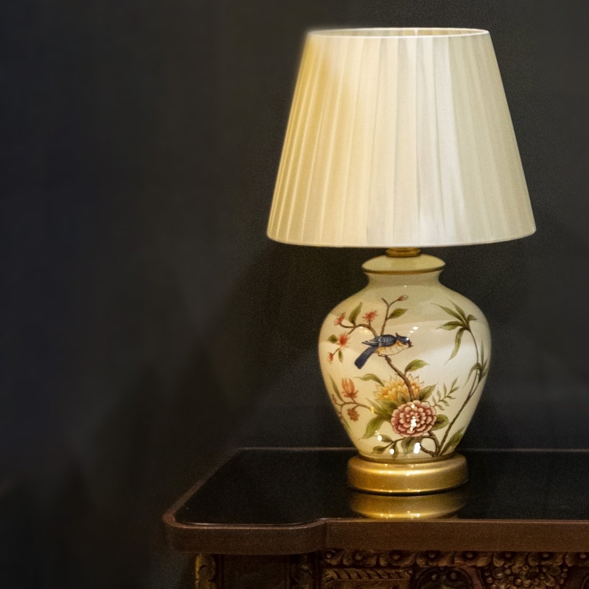 WhisperingHomes's tweet photo. Buy Baldwin ceramic bedroom table lamps online India | Whispering Homes
Exquisite lamp to add a luxury touch in your home decor. Perfect to add a glossy charm in interiors.
#lamp #lamps #homedecor #tablelamps #ceramiclamps #studylamp #vintagelamp #whisperinghomes https://t.co/dAd0XewUvY