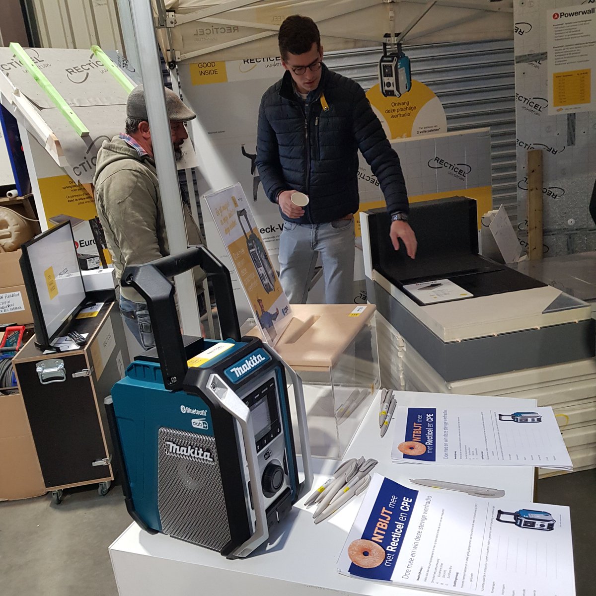 Pour aujourd'hui à CPE Kontich, le stand Recticel est prêt pour la session matinée de 7 h à 10 h pour le petit-déjeuner 🥐Apprenez tout sur nos solutions d’isolation et faites chance à une belle radio 📻🎵Lundi prochain, le 21/3 la succursale de CPE à Herstal vous accueillera
