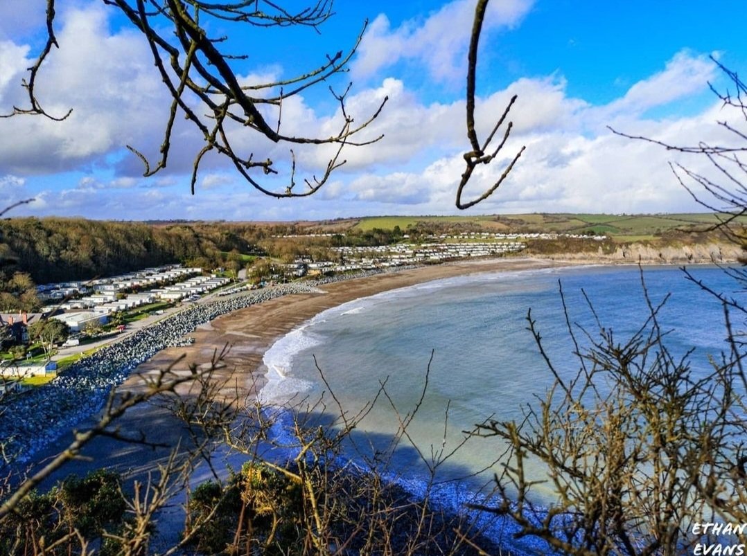 aroundtenby's tweet photo. When the sea is quiet, Lydstep Beach is the ideal location for a evening of stone skimming. You can practice your skimming technique, while taking in a perfect view of Caldey Island.
Photo by @ethevs95
#lydstep #tenby #wales #cymru #uk #visitwales #welsh #england #southwales https://t.co/fXpC85khFM