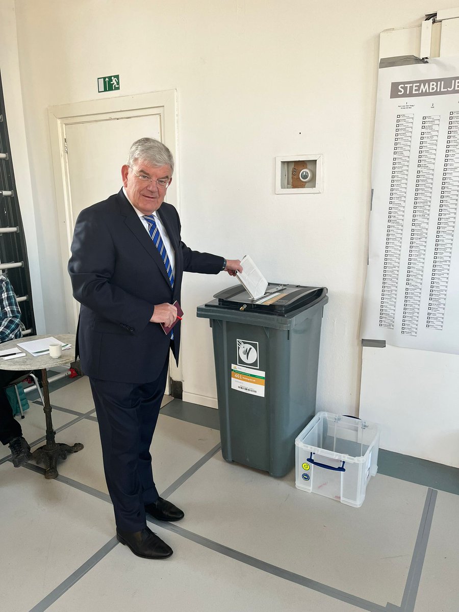 DenHaagFM's tweet photo. Verslaggever @VanJeanneau zag hoe burgemeester Jan van Zanen zijn stem uitbracht. https://t.co/HQ66bsrXYD