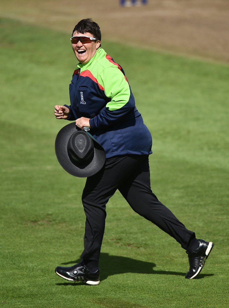 #UmpireSue Redfern set to be first woman to umpire first-class full time in England bbc.co.uk/sport/cricket/…