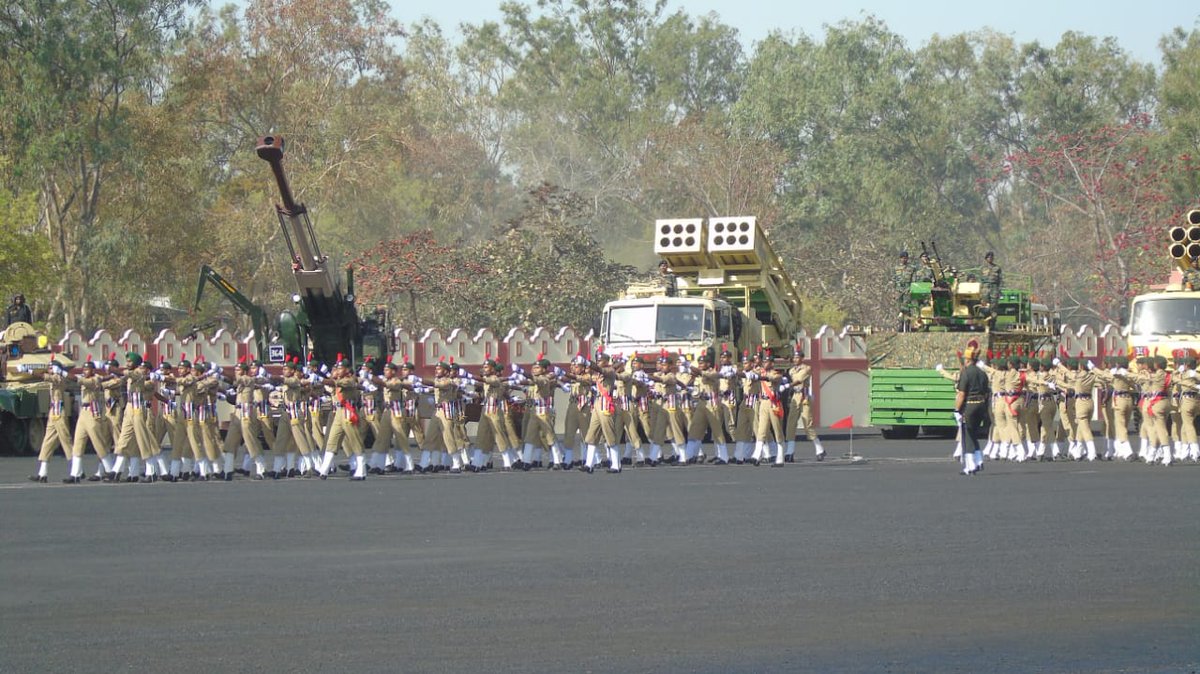 PRODefPune's tweet photo. #SouthernCommandInvestiture Ceremony 2022
Lt Gen JS Nain GOC-IN-C #SouthernCommand  reviewed an impressive march past by columns of 3 EME Centre, Mahar Regimental Centre, #NCC cadets &amp; Mechanised columns consisting of Tanks and wide array of new generation #combat equipment. https://t.co/JIvmcZUZiM
