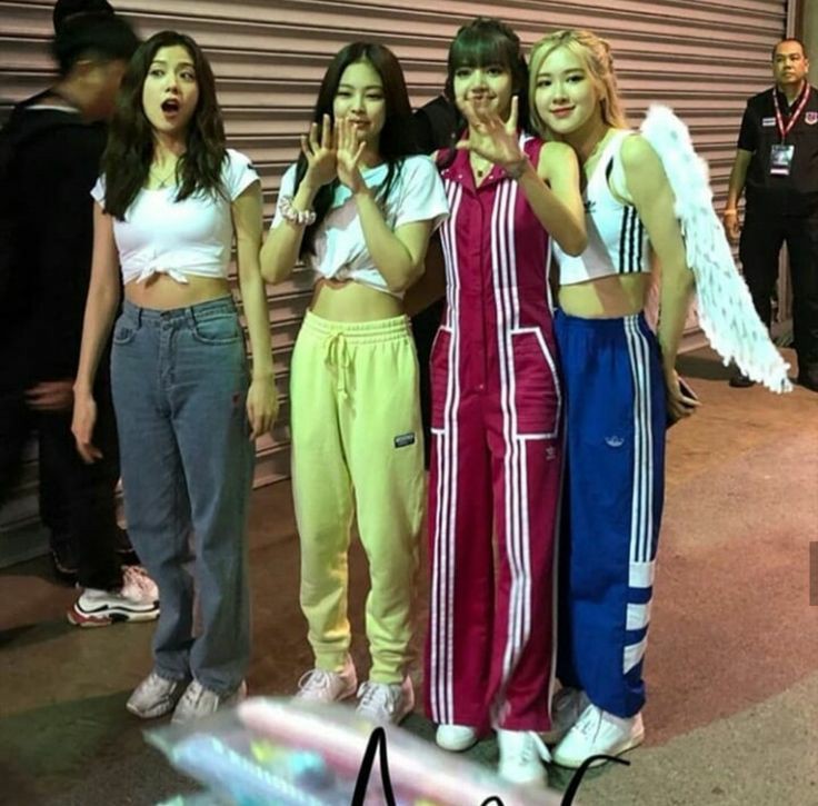 hourlybpinks's tweet photo. #BLACKPINK #블랙핑크 https://t.co/8G878walCc