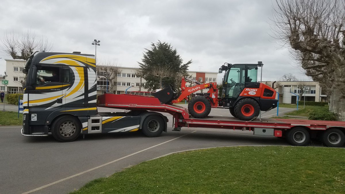 LyceeProTissie's tweet photo. Arrivée d'un nouveau matériel pour l'atelier maintenance des matériels de construction et de manutention prêtée par la concession Actiman de Toulouse 🙏 Venez découvrir nos plateformes techniques samedi 19 mars de 8h30 à midi lors des Portes ouvertes 2022 !
#jpo #lyceeentreprise https://t.co/0Z2qftpVfQ