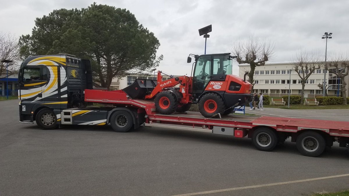LyceeProTissie's tweet photo. Arrivée d'un nouveau matériel pour l'atelier maintenance des matériels de construction et de manutention prêtée par la concession Actiman de Toulouse 🙏 Venez découvrir nos plateformes techniques samedi 19 mars de 8h30 à midi lors des Portes ouvertes 2022 !
#jpo #lyceeentreprise https://t.co/0Z2qftpVfQ