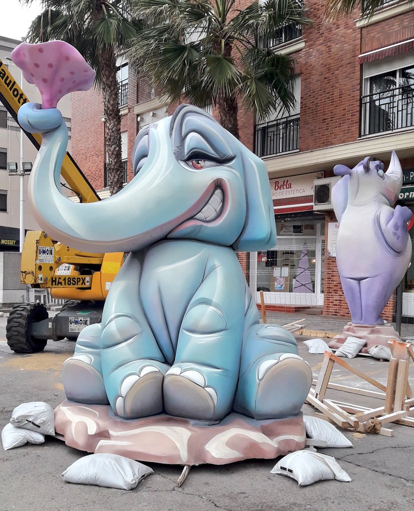 La_gata_bonita's tweet photo. Falles de poble #PlantàFalles #Fallas2022 #FallesValencia #Falles22 #streetphotography #urbanart #callesdepueblo https://t.co/cBrro7Xx9A