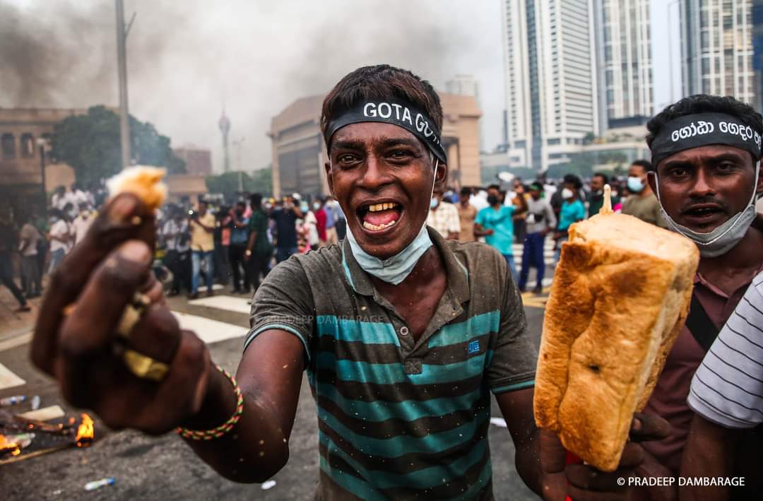MarianneDavid24's tweet photo. Brilliant, thought-provoking captures by photojournalist @PRADEEPDAMBARAG from the protest yesterday #lka #SriLanka #news #media https://t.co/Sm804wDgwy