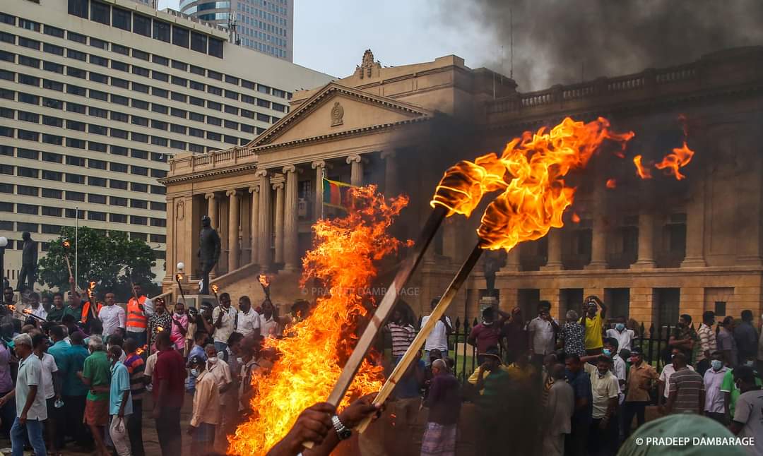 MarianneDavid24's tweet photo. Brilliant, thought-provoking captures by photojournalist @PRADEEPDAMBARAG from the protest yesterday #lka #SriLanka #news #media https://t.co/Sm804wDgwy