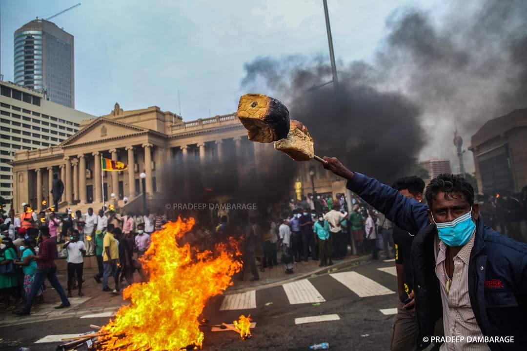 MarianneDavid24's tweet photo. Brilliant, thought-provoking captures by photojournalist @PRADEEPDAMBARAG from the protest yesterday #lka #SriLanka #news #media https://t.co/Sm804wDgwy