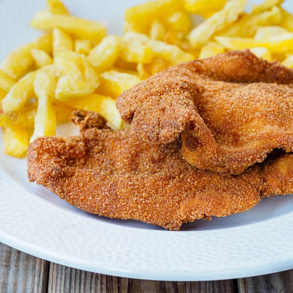 2puigpuig's tweet photo. Un bon pas per a la societat podria ser un replantejament per al menú infantil del 80% (m’atreviria a dir que més) dels restaurants. 
Què vol dir aquest menú de macarrons + tall arrebossat + patates fregides + gelat?? https://t.co/Vcga1atF3w