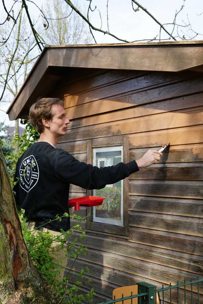 Afgelopen vrijdag staken we onze kantoorhanden uit de mouwen in het kader van #nldoet, de jaarlijkse vrijwilligersactie van het @OranjeFonds. We gingen schuren, schilderen en schoffelen om @Regenboog020  eens op een andere manier te ondersteunen. Volgend jaar weer!