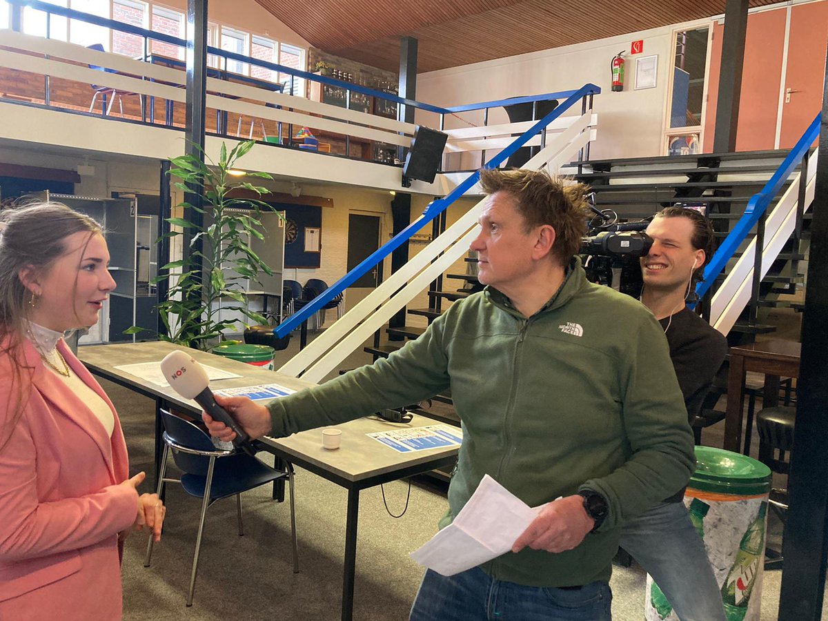De <a href="/NOS/">NOS</a> is op bezoek in <a href="/stadskanaal_nl/">Gemeente Stadskanaal</a> i.k.v. gemeenteraadsverkiezingen. Ze spraken met onze docent Burgerschap <a href="/jeroenwever/">Jeroen Wever</a> en onze studente Maaike over stemgedrag van jongeren en de aandacht daarvoor in ons onderwijs. Maaike gaat vanavond helpen met stemmen tellen. #ditismbo