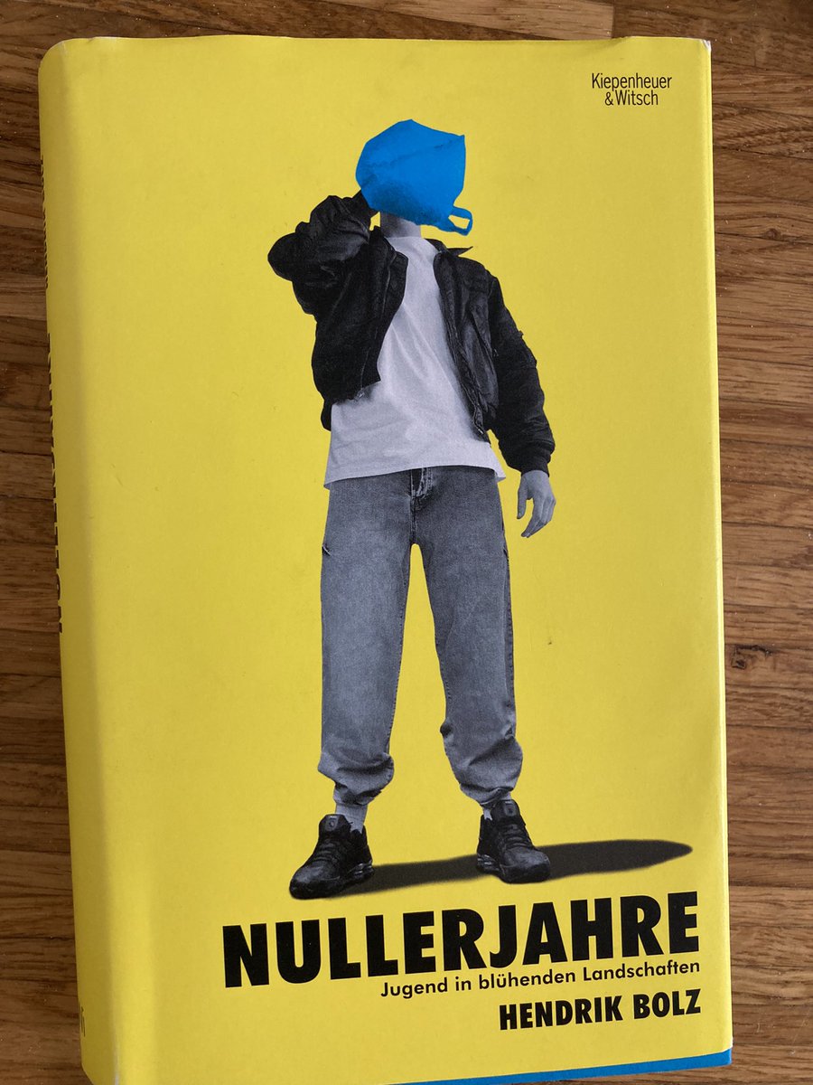 Opp_Sprecher's tweet photo. Hendrik Bolz erzählt die #Nullerjahre. 

So hässlich wie sie für ihn waren.

So klug und analytisch, wie er sie heute sieht.

So liebevoll, wie er vermutlich nur auf seine Jugend blicken kann.

Ein großartiges Buch über Vergangenheit, das hilft Gegenwart zu verstehen.

🙏 https://t.co/hOzWruYDDF