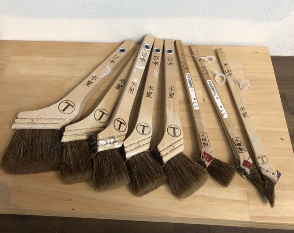 塗装職人の大切な道具と言えば、「刷毛（はけ）」です。↓

現在はローラーで塗るのが主流ではありますが
（刷毛に代わるミニ・ローラーもあります）、
やはり細かい部分は刷毛でより丁寧に塗る必要がありますね。
用途に合わせて色々な大きさのものがあるんです。
時には、現場で自作したりもします！