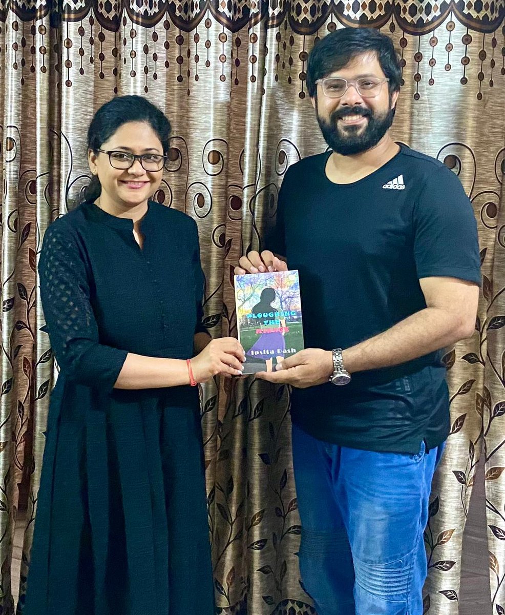 sabyaactor's tweet photo. No matter how much we grow digitally,Books r always our best friends! Met the author Ipsita Dash &amp; she gifted her book "Ploughing the Mirage" A beautiful fiction novel integrating psyche of people &amp; places. To know more click the link below
https://t.co/fDb3DDOO1l

@I293003Dash https://t.co/NZ9o6ZAPG3
