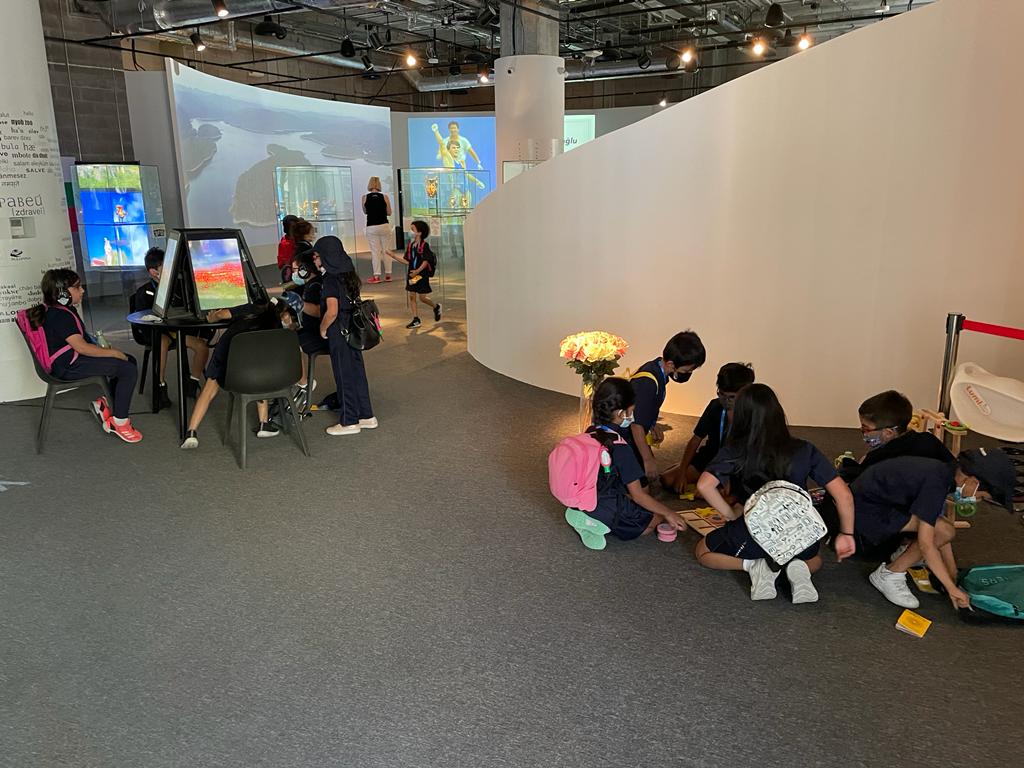Bulgaria2020's tweet photo. Children from the SAFA British school in Dubai visited the Bulgarian pavilion at Expo 2020 Dubai and received as a gift the traditional Bulgarian martenitsa. They learned what the martenitsa symbolizes. The history of the Bulgarian golden treasure also aroused their interest. #bg https://t.co/0mJ8YN4OWs