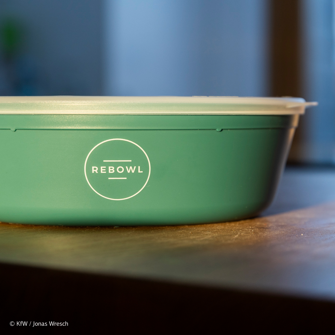 KfW's tweet photo. Gemeinsam mit @recup2go entwickelte #CraftingFuture das Rebowl-System. 🤝
Eine Mehrwegschüssel für Essen to go, die die drei Faktoren Funktionalität, Haltbarkeit und #Recycelfähigkeit vereint.
👉 Mehr über die Produkte erfahrt ihr auf #KfW Stories: https://t.co/bu7kwmpIE9 https://t.co/eUwNj6PanY