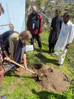 KfW_Islamabad's tweet photo. @AntoniaFePe 1st Secretary at the German Embassy &amp;  KfW Director Mr. Jacobi inaugurated a solar lighting mini-grid at Jabba in Swabi. The mini-grid was developed with @BMZ_Bund funding under the KfW HRE project in KP.
@PPAFofficial @NRSPPakistan #PAKGERClimateEnergyInitiative https://t.co/WoaOET5NUa