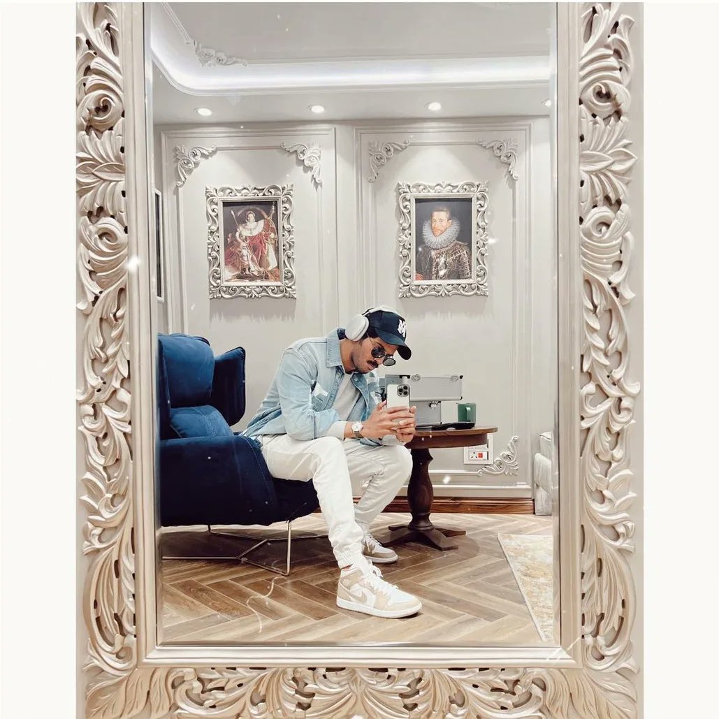DQSHARUKH's tweet photo. Figured I’d frame myself like those behind me 😎
#timepassing #sunglassing #insiding #selfportraiting #callwaiting
#DulquerSalmaan https://t.co/d581YroFda