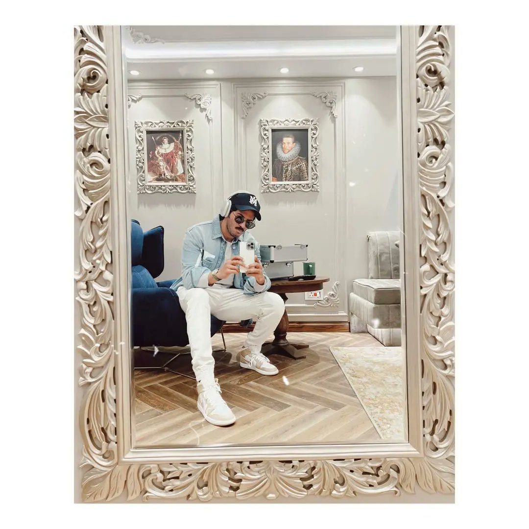 DQSHARUKH's tweet photo. Figured I’d frame myself like those behind me 😎
#timepassing #sunglassing #insiding #selfportraiting #callwaiting
#DulquerSalmaan https://t.co/d581YroFda