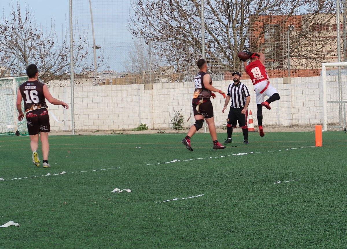 ExtremaduraFAFF's tweet photo. 📝 Vamos con la clasificación de los 🔝 máximos anotadores en la Liga de 🏈 Flag Football Extremeña 2022:
1️⃣ #AlejandroHdez19☑️ - 50 pts
2️⃣ #Lamazares11☑️ - 40 pts
3️⃣ #David88⚫️ - 33 pts
4️⃣ #Chiky🦆 - 31 pts
4️⃣ #Jose⚔️ - 31 pts
📋 Tabla⤵️
https://t.co/0dPMQdUZh4
📸 @anaarollan https://t.co/aPEqiTO3R1
