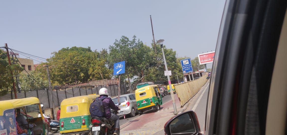 HRMasand's tweet photo. We need to plan our roads and policies better to have better utility of lanes. And let's make sure they're are implemented too.
#CycleFriendlyRoads
#RoadSafety
#DelhiRoads https://t.co/3cearD5b5U