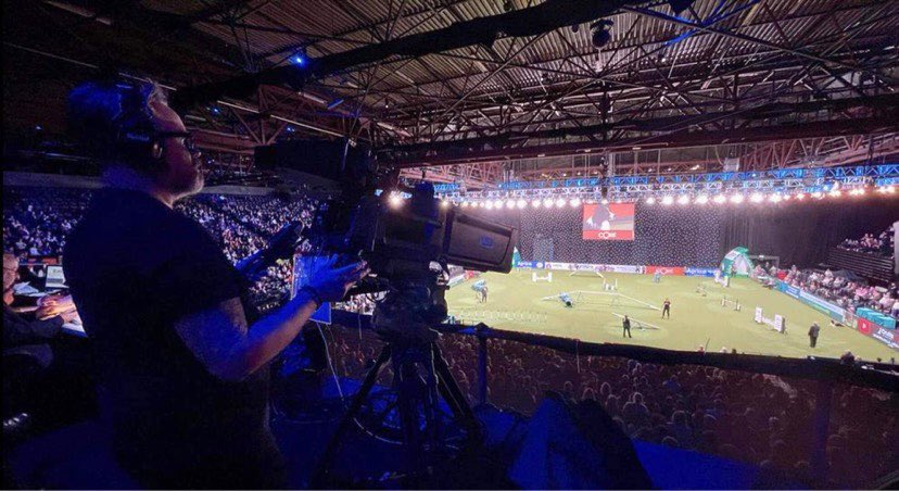stevechalles's tweet photo. Back to #Crufts at the NEC in Birmingham last weekend - here’s a good shot of top cameraman Matt Payne at work covering the action in the main arena for @ctvob / @sunsetandvine / Channel 4.
#outsidebroadcast #CTVOB @ShutterbugTV https://t.co/iLajt7R6Pt