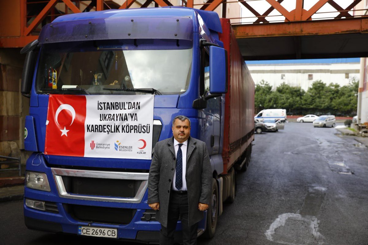 tevfikgoksu's tweet photo. Esenler Belediyesi olarak, Ümraniye Belediyemiz ve Türk Kızılay’ı ile birlikte hazırladığımız, içerisinde tüm temel gıda ve ihtiyaç malzemeleri bulunan "İstanbul’dan Ukrayna’ya Kardeşlik Köprüsü" yardım TIR'ımız yola çıktı. https://t.co/kzTfF4D4i5