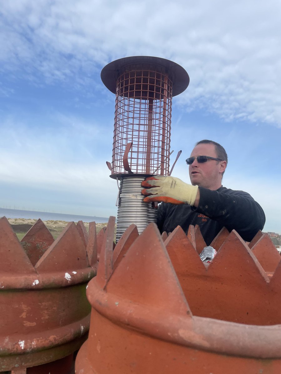 Chris fitting crown pot hanger cowl on blustery morning near Crosby marina today. #localsweep #fluelining #callwilsons ⁦<a href="/IronMenCrosby/">IronMenCrosby 🌤</a>⁩ ⁦<a href="/CrosbyVillage/">Crosby Village</a>⁩ @crosbybubnle ⁦<a href="/FormbyBubble/">Formby Bubble</a>⁩  ⁦<a href="/HightownVillage/">Hightown Village</a>⁩