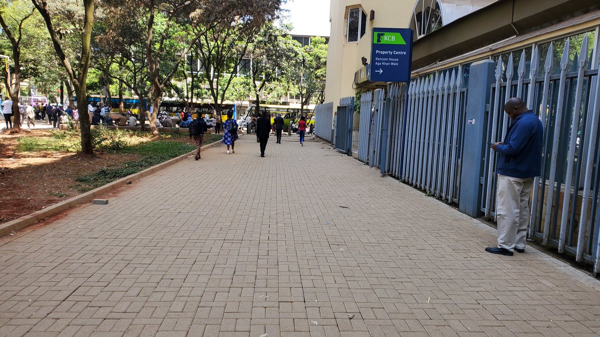 mmtairo's tweet photo. A potentially good pedestrian space like Aga Khan Walk is messed up by adjacent buildings with dead ground floors completely 'burglar proofed' from pedestrians who are seen as threats by owners of these buildings.

Yet the pedestrians are the untapped opportunity, customers of... https://t.co/imU1P7nZJd