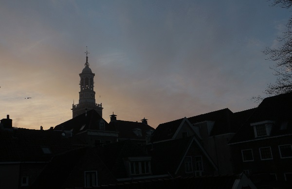Cultuurzien's tweet photo. Wonderlijke verkleuringen in de lucht boven Kampen op 16 mrt., ca. 07.00 uur.
#kampen #nieuwetoren #saharazand #heiig #zon https://t.co/E2YTKw7BYV