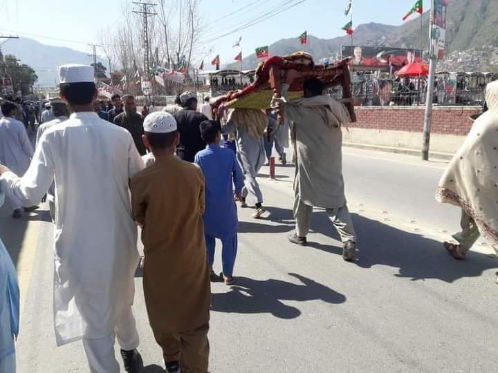 ImranWa55082098's tweet photo. گراسی گرونڈ کے سامنے مریض کو چارپائی پر ہسپتال لے کر جا رہے ہے کیونکہ گاڑیوں کیلئے راستہ بند ہے۔ 
#FakeChange #PTIGovernment https://t.co/krxxZauzAr