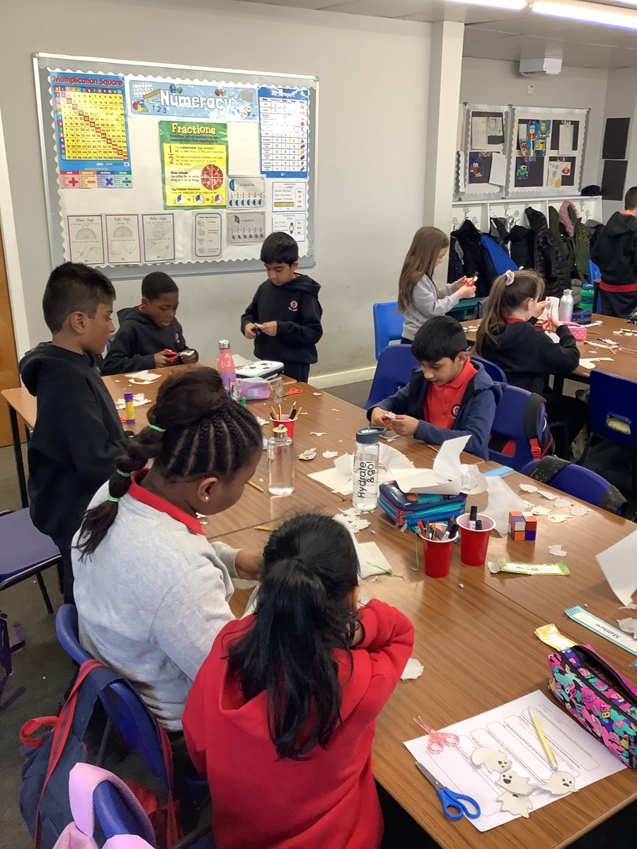 stcadocsprimary's tweet image. A brilliant morning learning all about static electricity in P5a. We certainly ended our lesson positively charged! #ERCSTEM