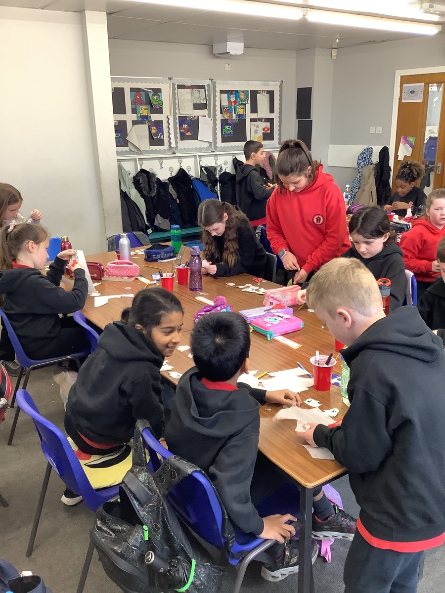 stcadocsprimary's tweet image. A brilliant morning learning all about static electricity in P5a. We certainly ended our lesson positively charged! #ERCSTEM