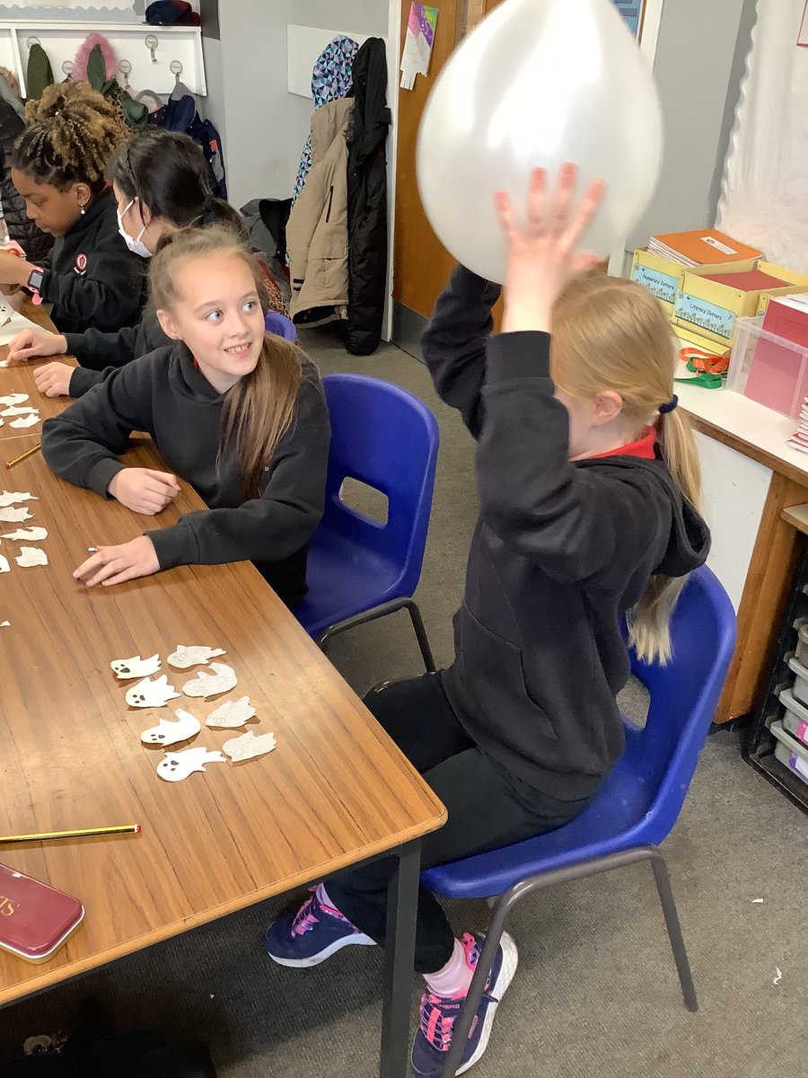 stcadocsprimary's tweet image. A brilliant morning learning all about static electricity in P5a. We certainly ended our lesson positively charged! #ERCSTEM