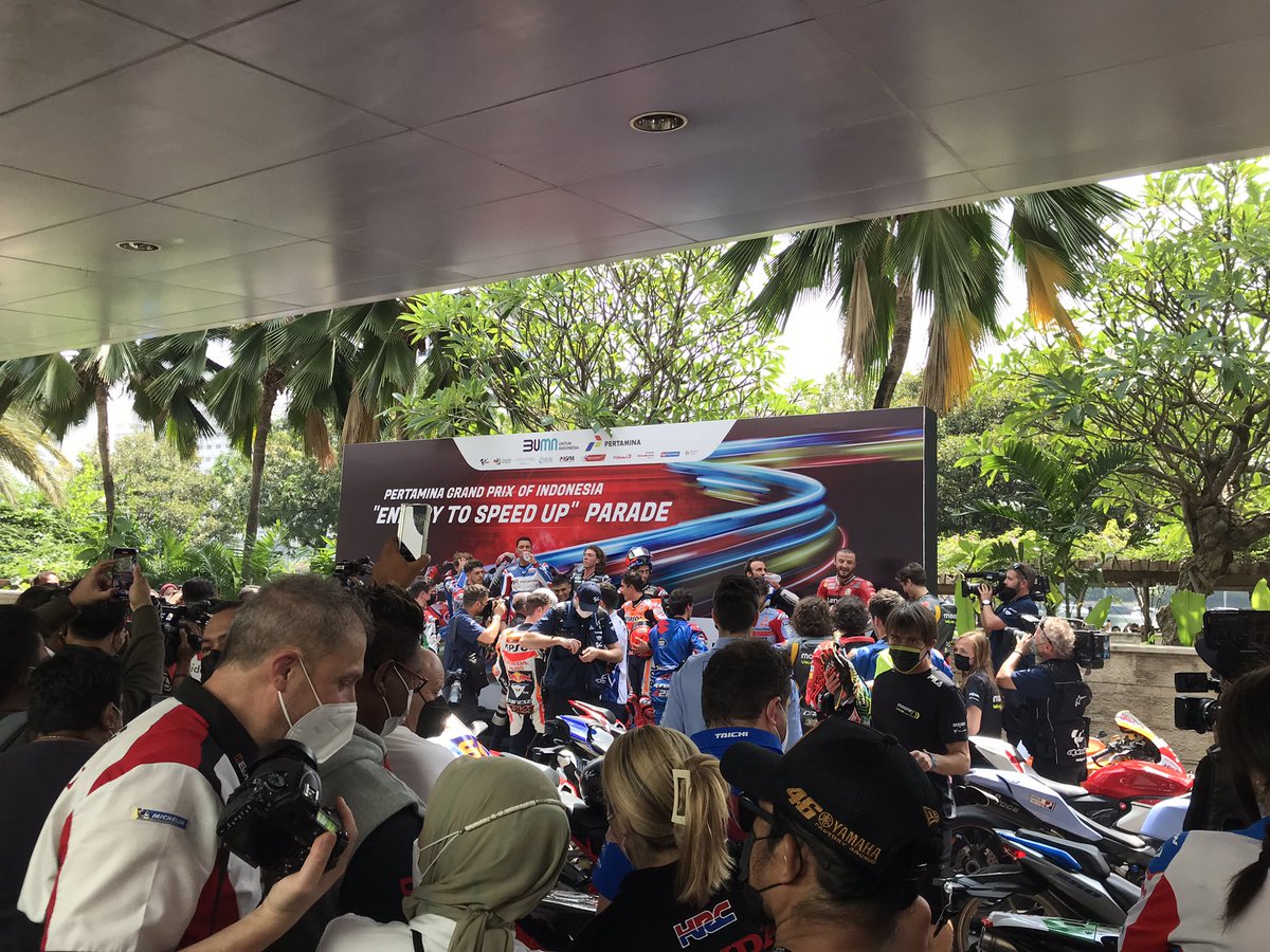 Ivanttholense's tweet photo. Selamat bertanding gaess #MotoGP #Mandalika #HIKJ https://t.co/8SzFAN9CnB