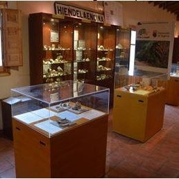 GuiaenSegovia's tweet photo. GEOMUSEO DE VALSECA CENTRO SOCIO-CULTURAL VALSECA (SEGOVIA)
Millones de Añós a tu alcance.
Recorre los 4600 millones de años de historia, descubre los minerales, rocas y fósiles
#Segovia #Valseca #Geomuseo #minerales #fosiles #geología #museos https://t.co/qoVxqiy3Se