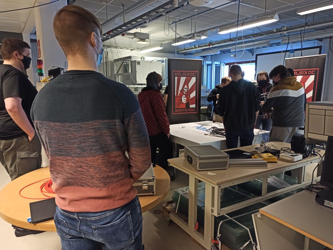 .<a href="/Atos/">Atos</a>'in työntekijät ovat opiskelijoiden tukena, kun he viimeistelevät #BullSequana-laskentaklusterin päivitystä.

Atos experts have been supporting our students to finalise the BullSequana computing cluster upgrade.

#kamk #ExascaleJourney #supercomputer  #supercomputing #HPC
