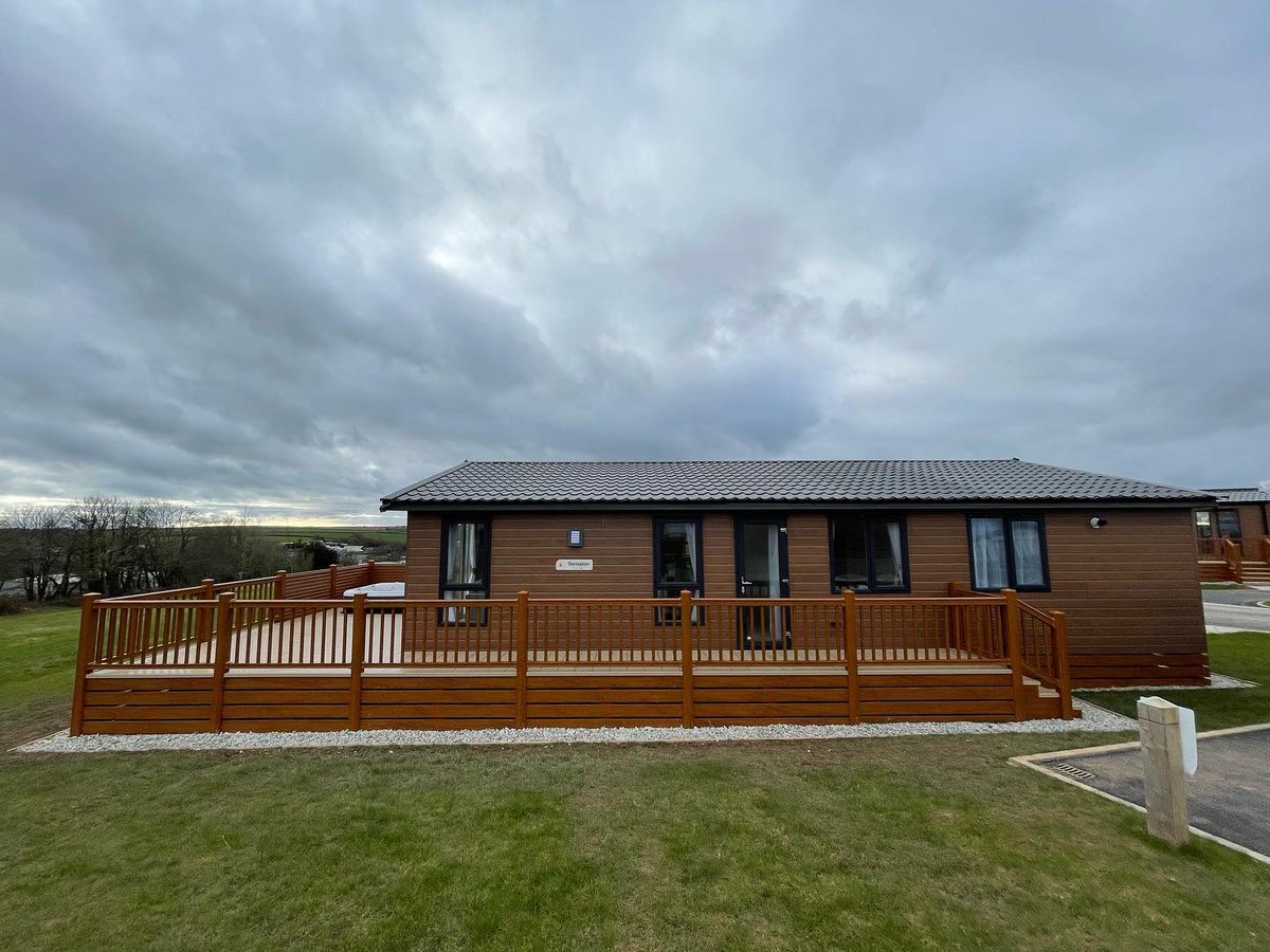 ForestDecking's tweet photo. A large hot tub deck fitted around this @sunseekerholidayhomes lodge at Hoburne Doublebois. Oak posts with sand boards and oak privacy panels around the hot tub. 

#lodge
#lodgedecking
#caravan
#caravandecking
#pvcdecking
#holidaypark
#holidayhome
#compositedecking
#staycation https://t.co/mUMDtX6Pjx