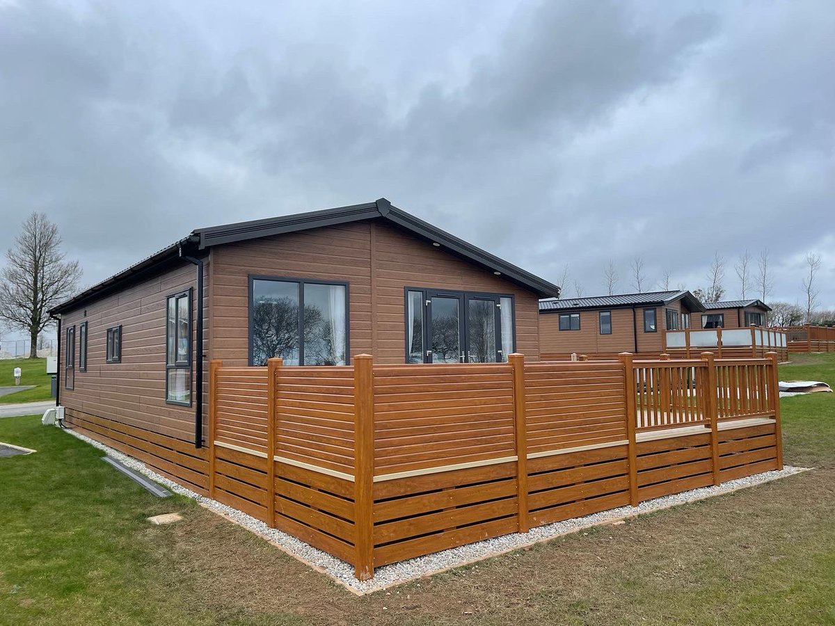 ForestDecking's tweet photo. A large hot tub deck fitted around this @sunseekerholidayhomes lodge at Hoburne Doublebois. Oak posts with sand boards and oak privacy panels around the hot tub. 

#lodge
#lodgedecking
#caravan
#caravandecking
#pvcdecking
#holidaypark
#holidayhome
#compositedecking
#staycation https://t.co/mUMDtX6Pjx