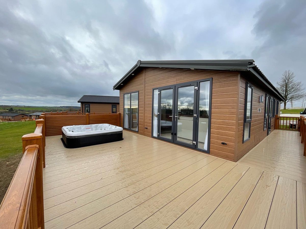 ForestDecking's tweet photo. A large hot tub deck fitted around this @sunseekerholidayhomes lodge at Hoburne Doublebois. Oak posts with sand boards and oak privacy panels around the hot tub. 

#lodge
#lodgedecking
#caravan
#caravandecking
#pvcdecking
#holidaypark
#holidayhome
#compositedecking
#staycation https://t.co/mUMDtX6Pjx