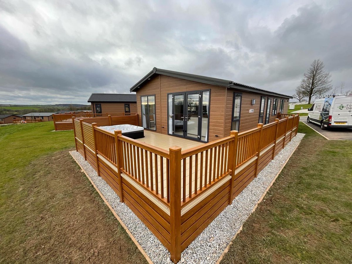 ForestDecking's tweet photo. A large hot tub deck fitted around this @sunseekerholidayhomes lodge at Hoburne Doublebois. Oak posts with sand boards and oak privacy panels around the hot tub. 

#lodge
#lodgedecking
#caravan
#caravandecking
#pvcdecking
#holidaypark
#holidayhome
#compositedecking
#staycation https://t.co/mUMDtX6Pjx