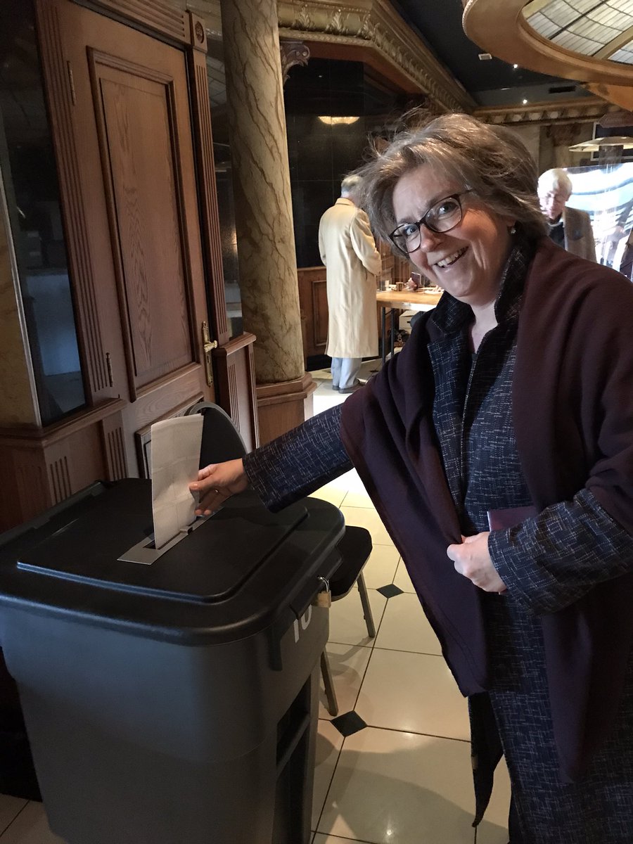 Waar kun je nu stemmen in een voormalige discotheek? Je blijft er jong bij op deze belangrijke dag. Honderden vrijwilligers en 26 stembureau’s zijn er klaar voor. Ga stemmen, het is zo belangrijk! <a href="/gemhofvantwente/">Gemeente Hof van Twente</a> #gemeenteraadsverkiezingen2022