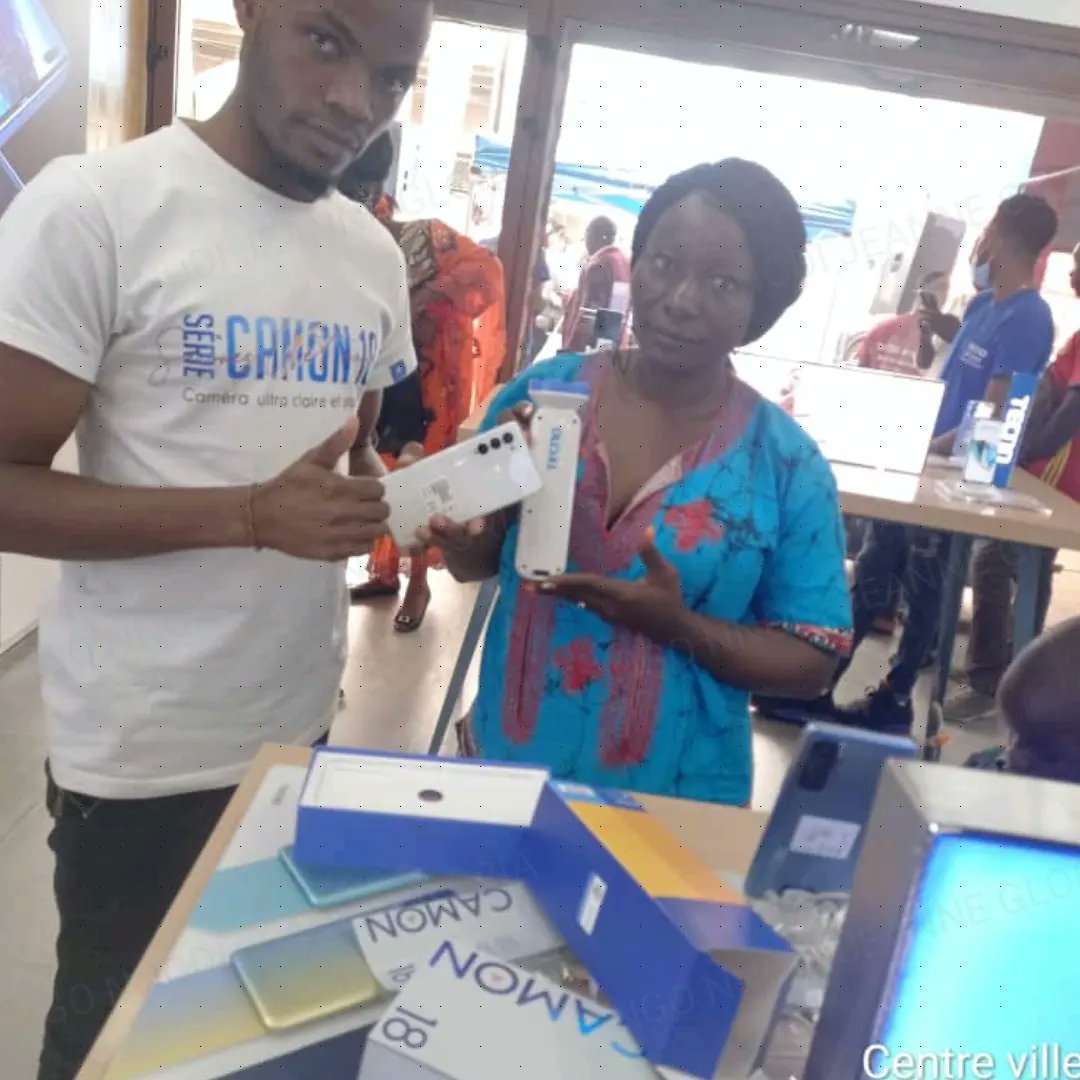 TECNOMobileCM's tweet photo. 🎉 #TECNOMOBILECM🎉
𝙂𝙧𝙖𝙣𝙙𝙚 𝙋𝙧𝙤𝙢𝙤𝙩𝙞𝙤𝙣 Yaoundé. Kennedy , marché central,
✅ #SPARK8PRO 5000Mh à~ 115k f + Écouteurs.
✅#CAMON18 6.7 #Amoled_display à~125k f+Torche TECNO
✅#POVANEO 180HZ #touch_sampling_rate à 128k f+ écouteur fil
Même le Marcher est étonné. https://t.co/V4toQBNy1x