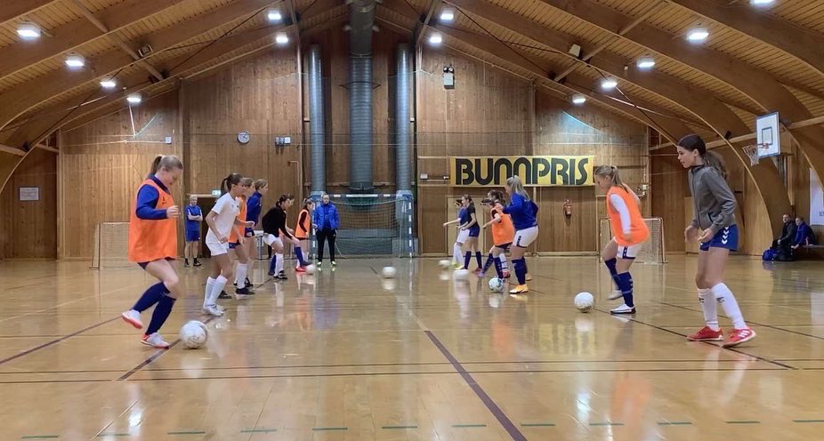 Fra å være en ettertraktet vinteraktivitet i fotballtilbudet har spillerne hos Ranheim J15 bedt om å ha futsal fast på aktivitetsplanen ukentlig gjennom hele året. Ei ganske interessant dreining og forsøk.