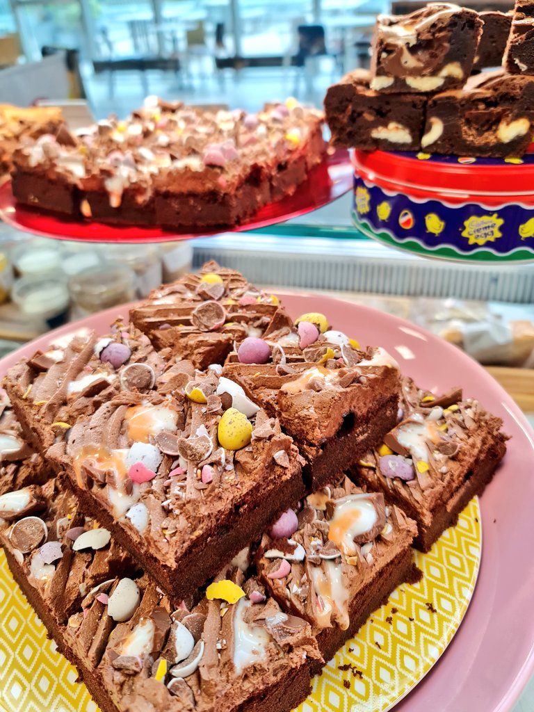 Catering_CoGC's tweet photo. Creme Egg Cookies and Easter School Dinner Cake available at all locations on City Campus this morning 🥰🥰🥰Don't miss out!
#welovethisbusiness #baxterstorey @CofGCollege @BaxterStorey @ken__moodie https://t.co/19AKtPpKsk