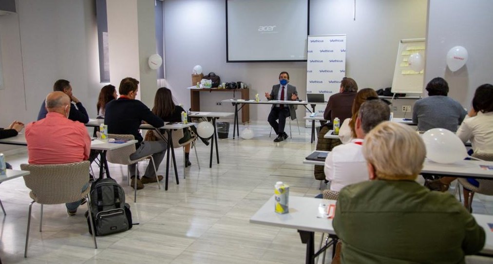 pedroatticus's tweet photo. En toda profesión es clave la preparación y la formación continua. El sector inmobiliario no es una excepción, si pensamos en los intereses en juego.
Gracias #GrupoRemaxLiving y su broker MCarmen Ríos por contar con #Aethicus para explicar el contrato de mediación #inmobiliaria. https://t.co/7IK3UjuGoy