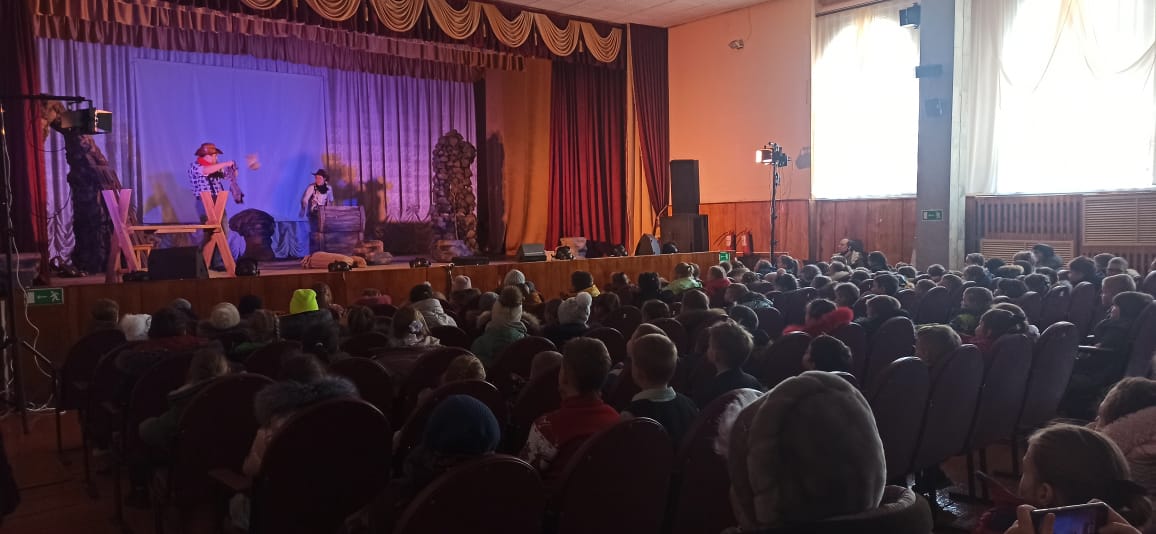🎭 А сегодня в гости к юным зрителям Пензенской области отправился хулиганистый, но милый "Вождь краснокожих". Встреча состоялась в Мокшане и была приятной для артистов и зрителей.
#ПензенскийТЮЗ #театрпенза #пензенскийтеатрюногозрителя  #театрдлядетей #ВождьКраснокожих