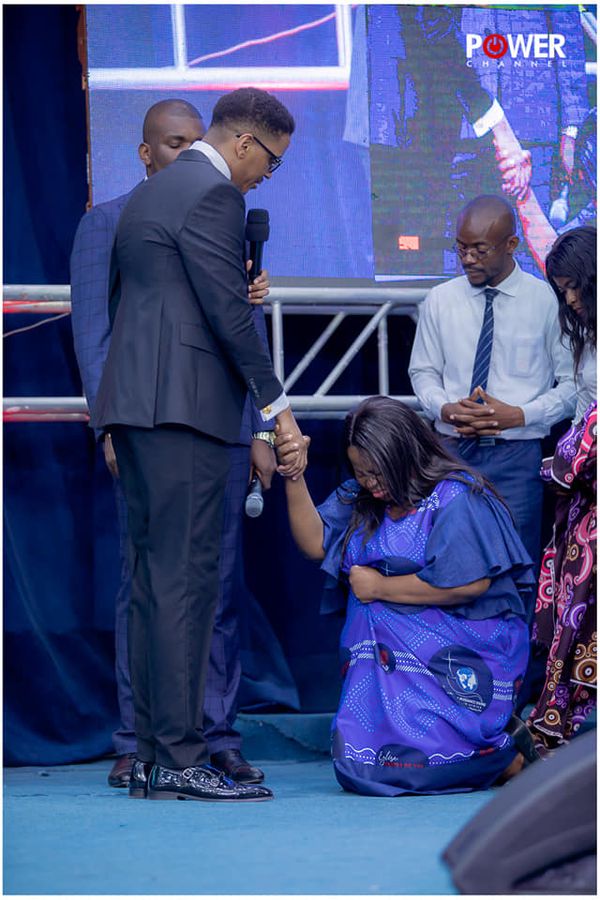 PropheteTatu's tweet photo. 🔴INSTANT MIRACLE 
UNE FEMME QUI DOUTAIT DU MINISTÈRE DU PROPHÈTE A ÉTÉ GUERIT À L'INSTANT D'UNE GROSSE ANGINE APRÈS AVOIR PRIÉ DEVANT LA TÉLÉVISION EN SUIVANT POWER CHANNEL.
JÉSUS CHRIST EST RÉEL ET SON ONCTION SUR SES OINTS EST AUTHENTIQUE EN CES TEMPS DE LA FIN. https://t.co/GFJaXgqrJ0